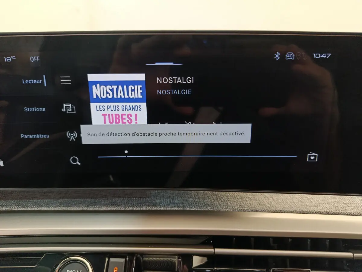 Écran tactile central affichant la radio Nostalgie dans l'habitacle du Peugeot 3008 gris clair 2025.