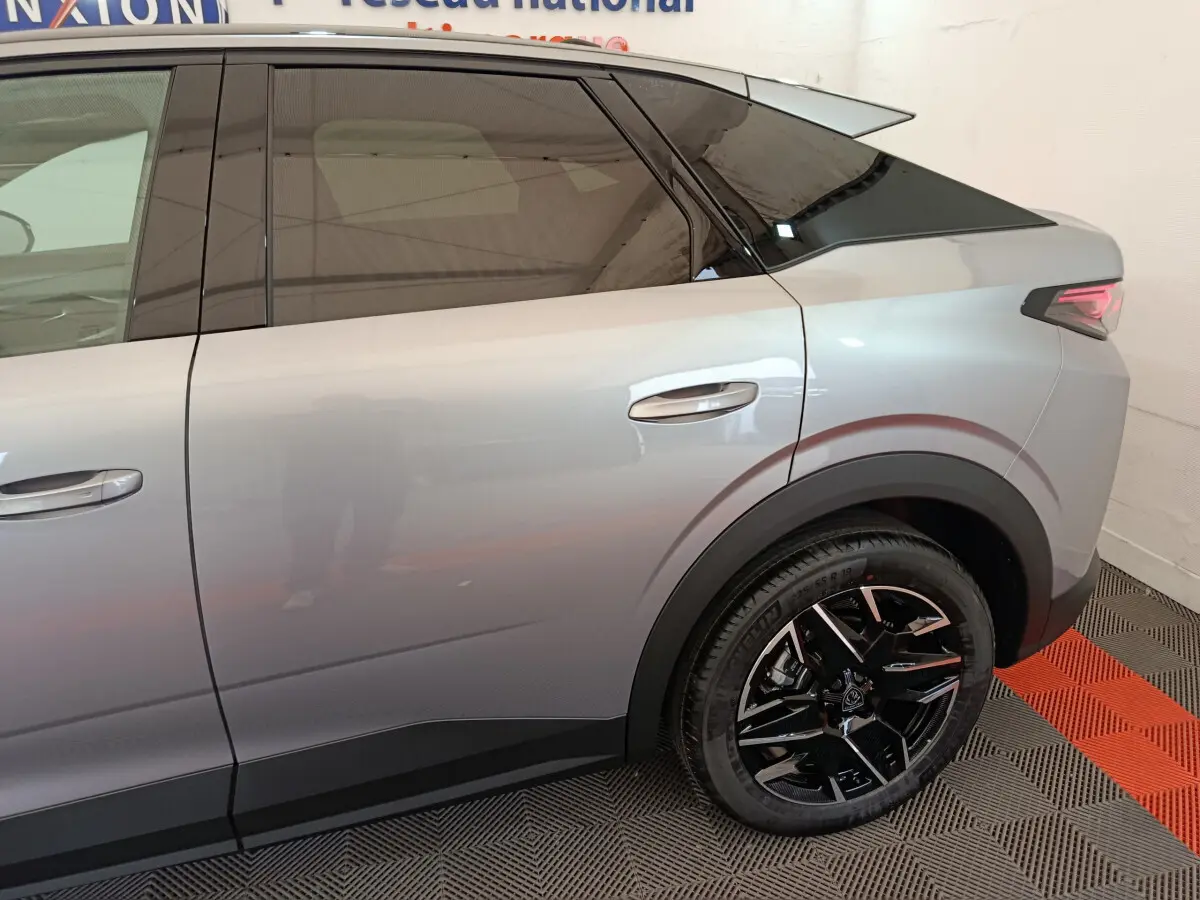 Vue latérale droite du Peugeot 3008 gris clair, soulignant la roue arrière noire et les vitres teintées.