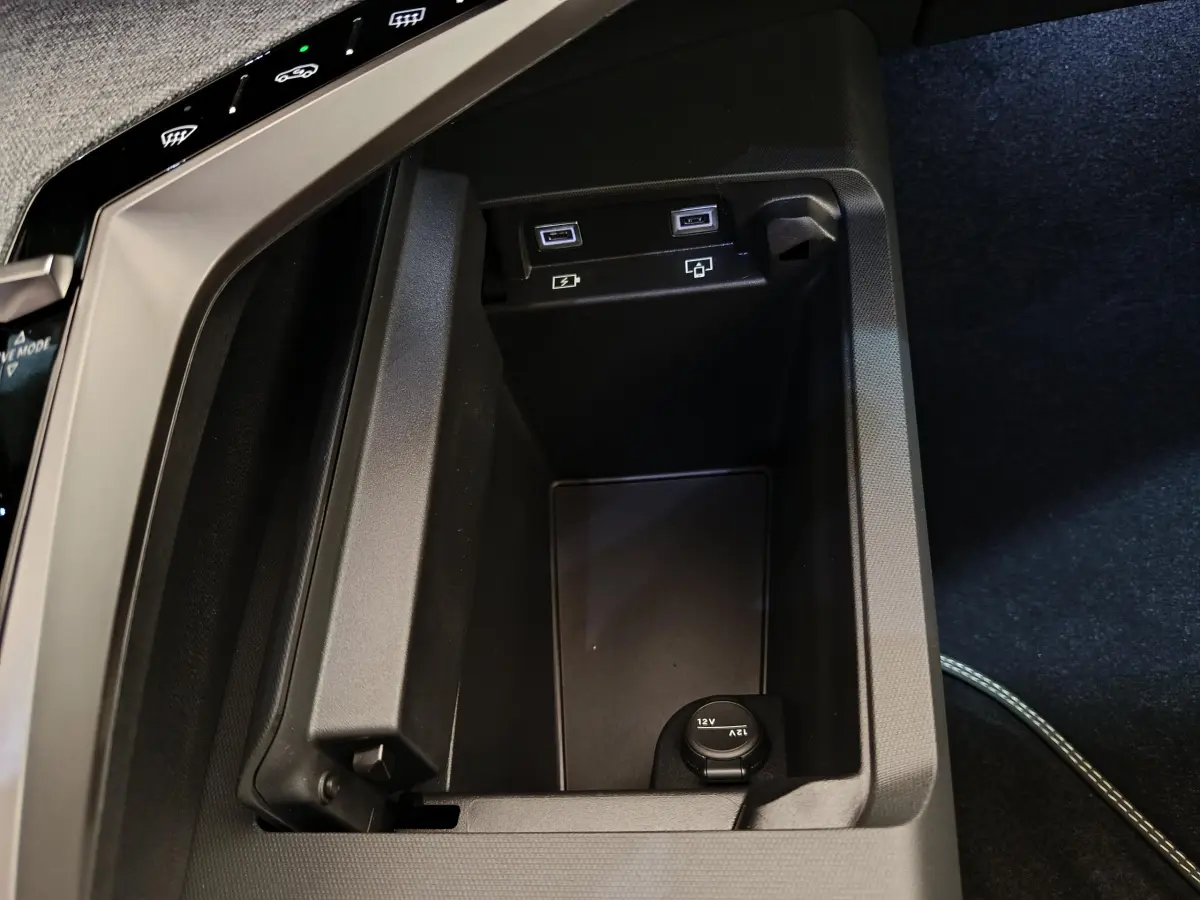 Vue rapprochée de la console centrale du Peugeot 3008 gris clair, montrant prises USB et prise 12V intégrées.