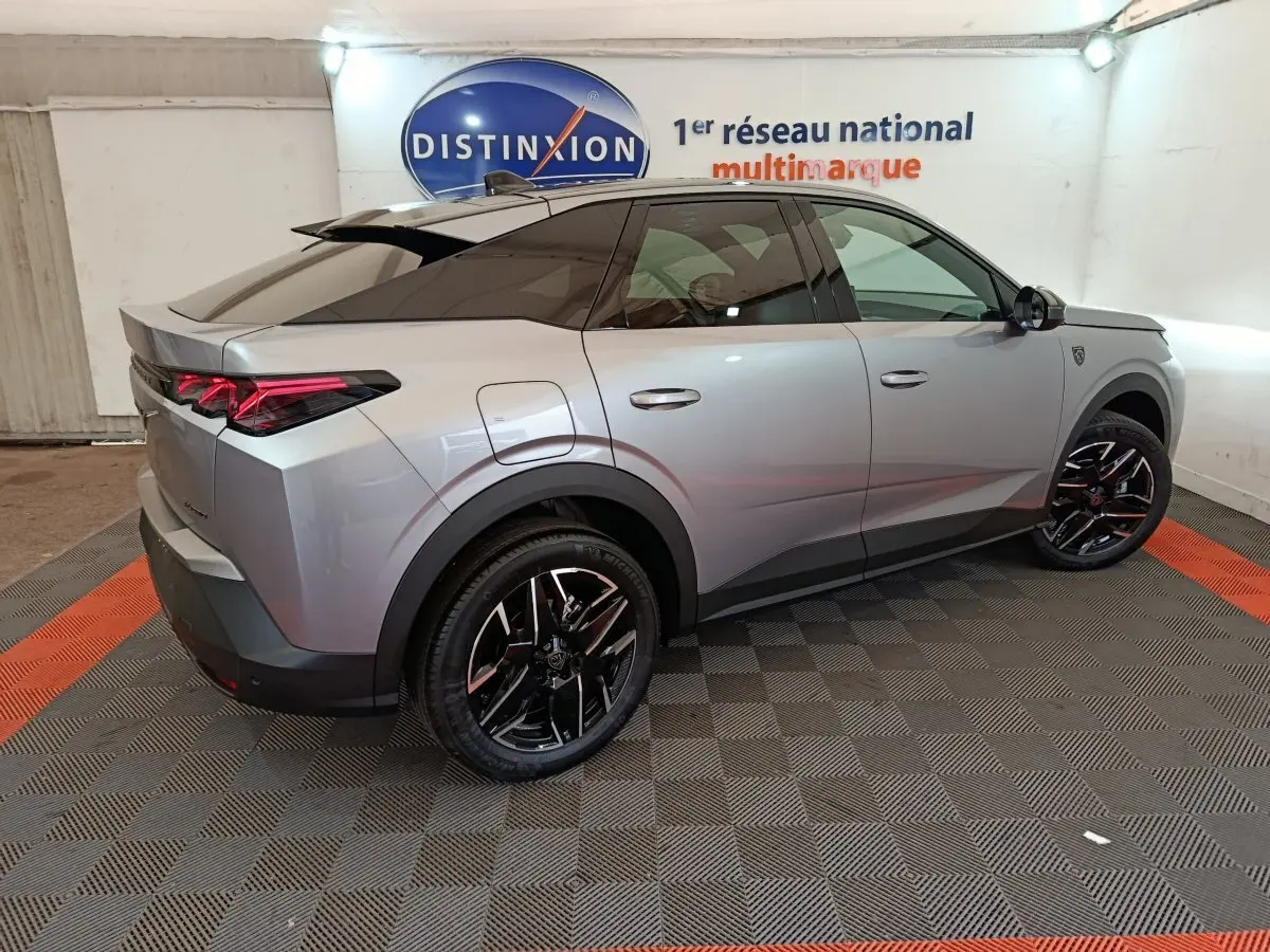 Peugeot 3008 gris clair vue 3/4 arrière droit, avec jantes noires et feux arrière LED distinctifs.