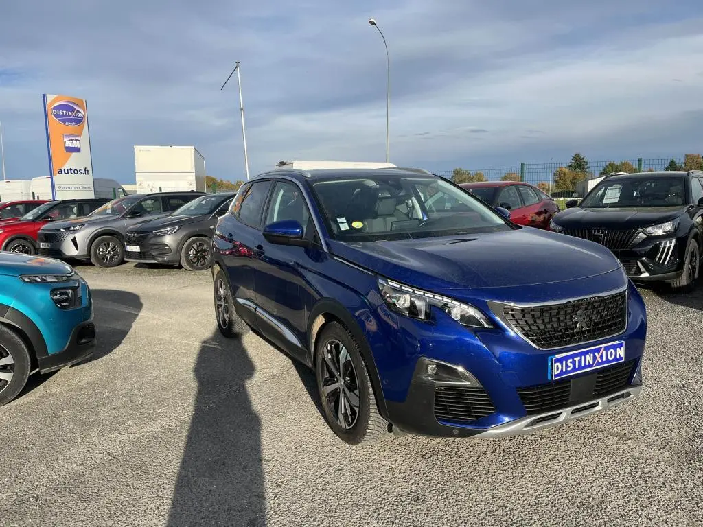 Peugeot 3008 bleu magnétique vue en 3/4 avant droit sur un parking avec calandre noire et jantes alliage.