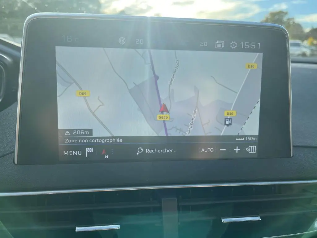 Écran tactile du système de navigation Peugeot i-Cockpit affichant une carte avec itinéraire en cours.