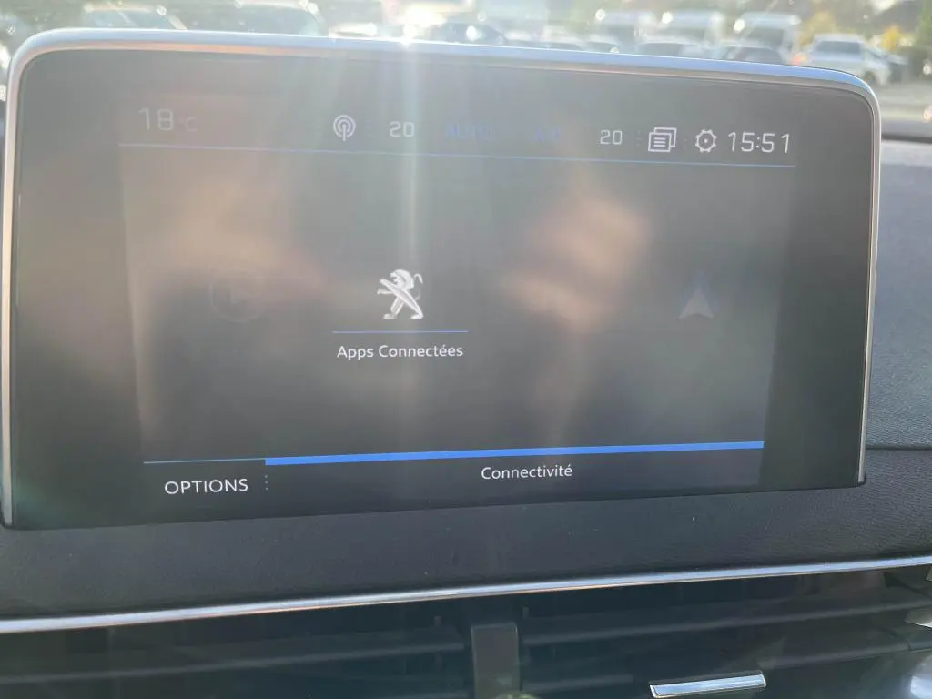 Écran tactile central du Peugeot 3008 Crossway 2020 affichant les apps connectées et la connectivité.