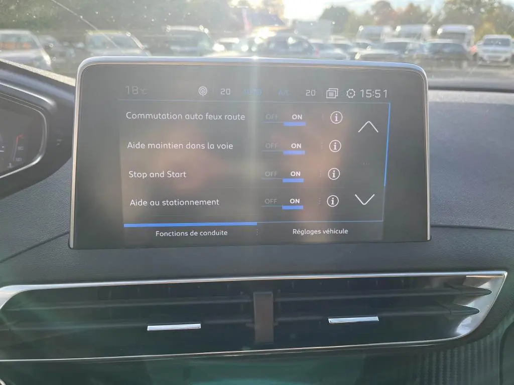 Écran tactile central du Peugeot 3008 2020 affichant les réglages d'aides à la conduite dans l'habitacle.