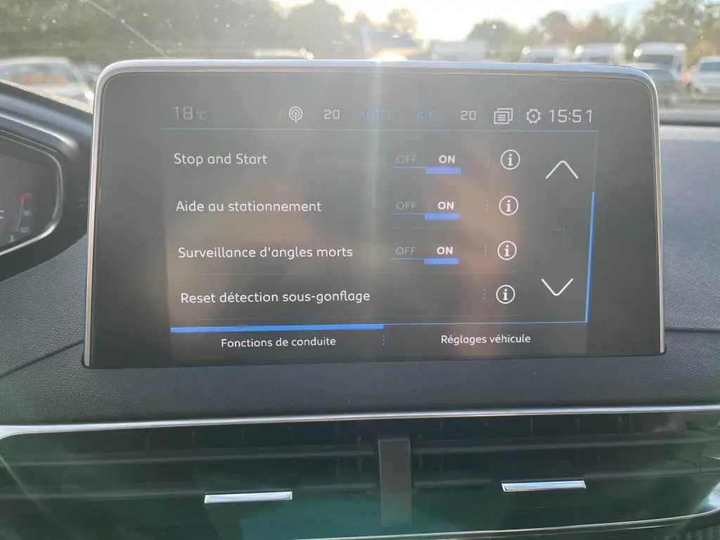 Écran tactile intérieur du Peugeot 3008 Crossway 2020 affichant les réglages d’aides à la conduite.