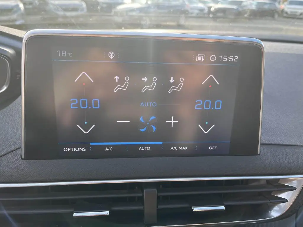Écran tactile central du Peugeot 3008 Crossway 2020 affichant la climatisation bi-zone à 20°C.
