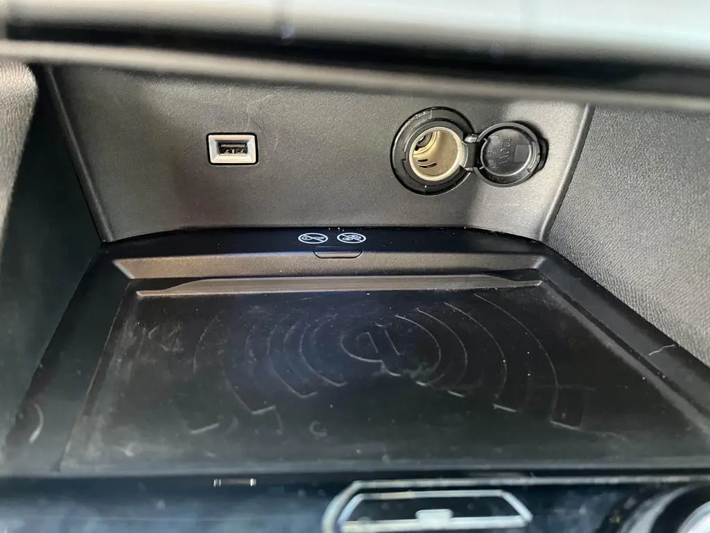 Gros plan sur la prise USB et l’allume-cigare dans l’espace de chargement sans fil du Peugeot 3008 Crossway 2020.