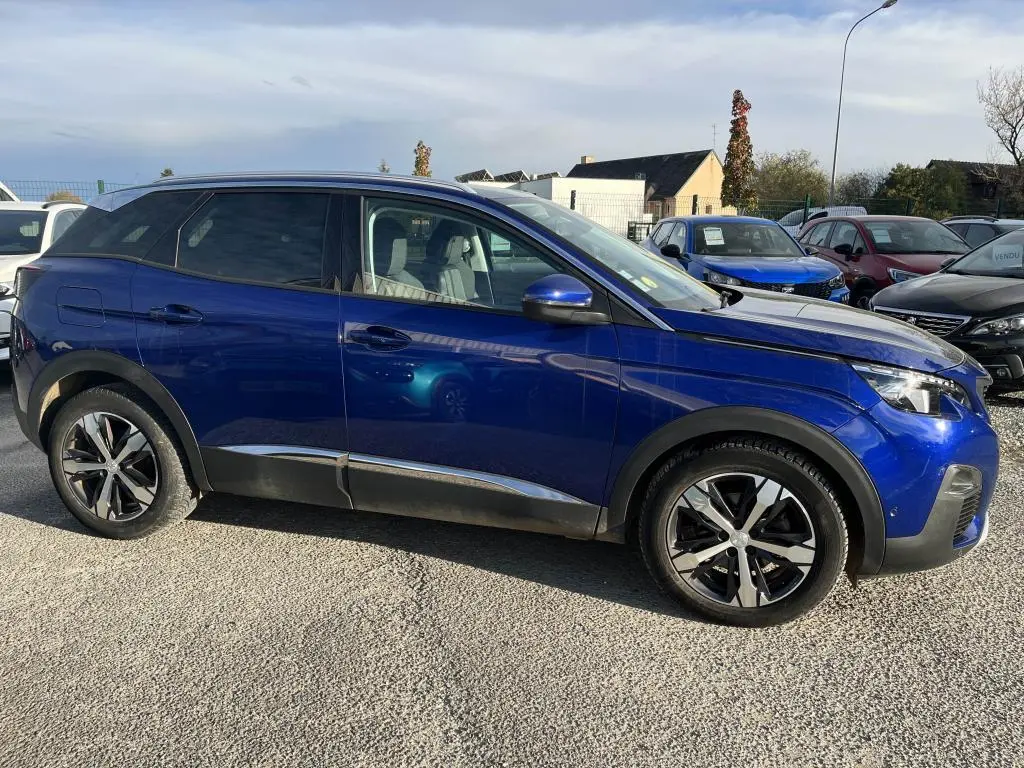 Peugeot 3008 Crossway bleu magnétique vue de profil côté gauche, avec vitres surteintées et jantes alliage.
