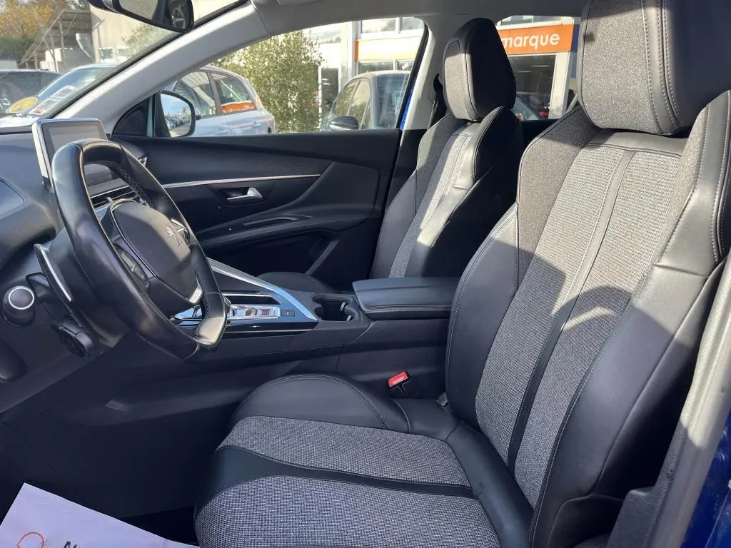 Vue intérieure côté conducteur du Peugeot 3008 Crossway 2020 avec sièges TEP et Alcantara gris et noir.
