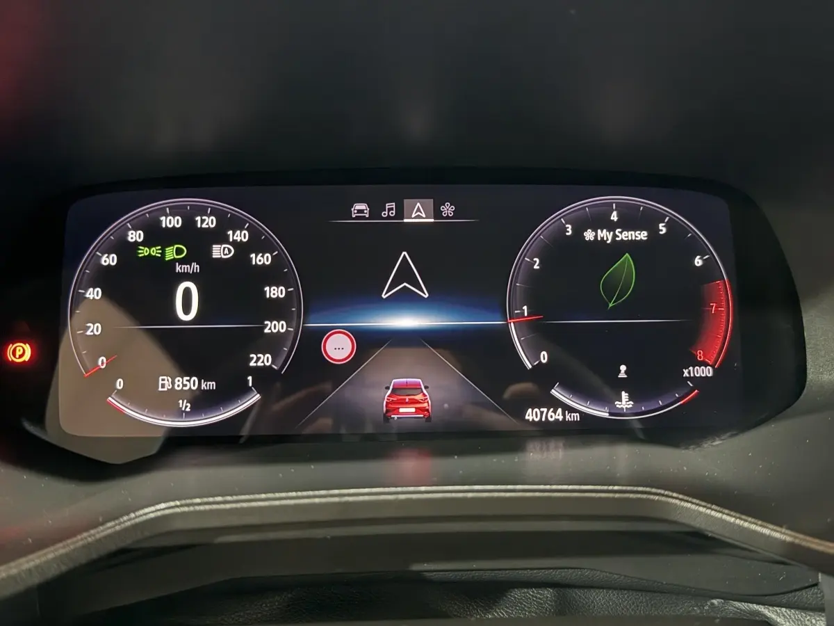 Affichage numérique du combiné d'instruments de la Renault Clio Techno TCe 90 2024, avec indicateur de vitesse et navigation.