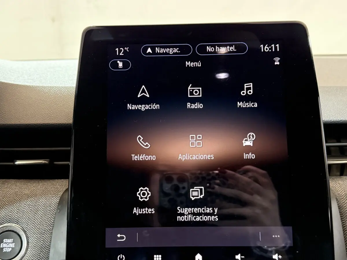 Écran tactile central de la Renault Clio Techno TCe 90 2024 affichant le menu principal en espagnol.