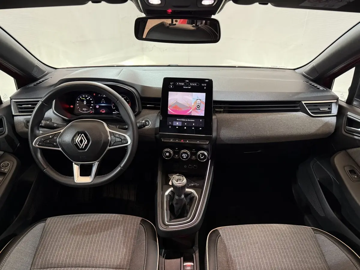 Vue intérieure frontale du tableau de bord et volant cuir noir de la Renault Clio Techno TCe 90, avec écran tactile vertical.