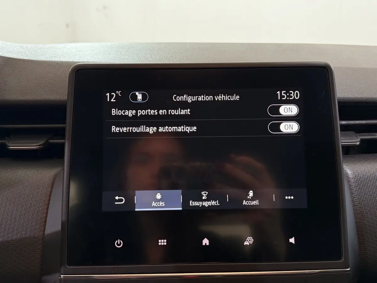 Écran tactile central de la Renault Clio Business blanc 2021 affichant les réglages de configuration véhicule.