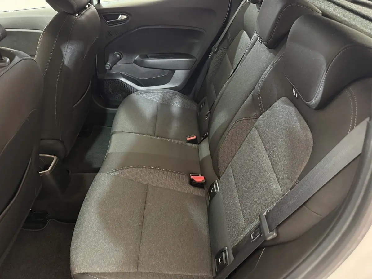 Vue intérieure côté droit des sièges arrière gris foncé de la Renault Clio Business 2021 avec ceinture de sécurité visible.