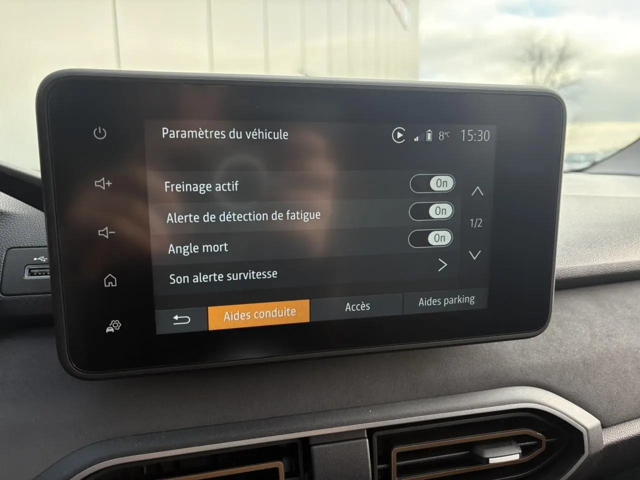 Écran tactile central du tableau de bord du Dacia Jogger 2024 affichant les aides à la conduite activées.