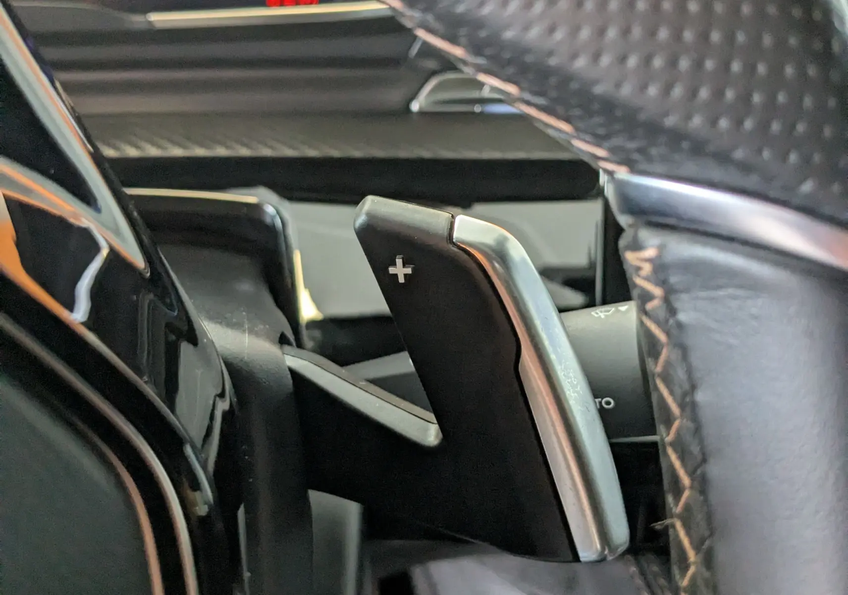 Gros plan sur la palette de changement de vitesse droite en aluminium et cuir perforé du Peugeot 508 SW gris Selenium 2024.