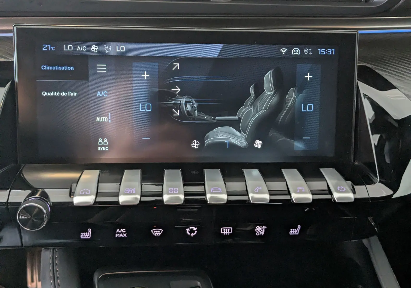 Tableau de bord du Peugeot 508 SW 2024 avec écran tactile climatisation et commandes centrales en finition noire élégante.