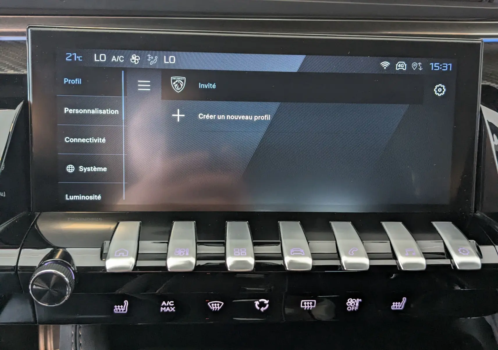 Vue rapprochée de la console centrale de la Peugeot 508 SW 2024 avec écran tactile et commandes tactiles rétroéclairées.