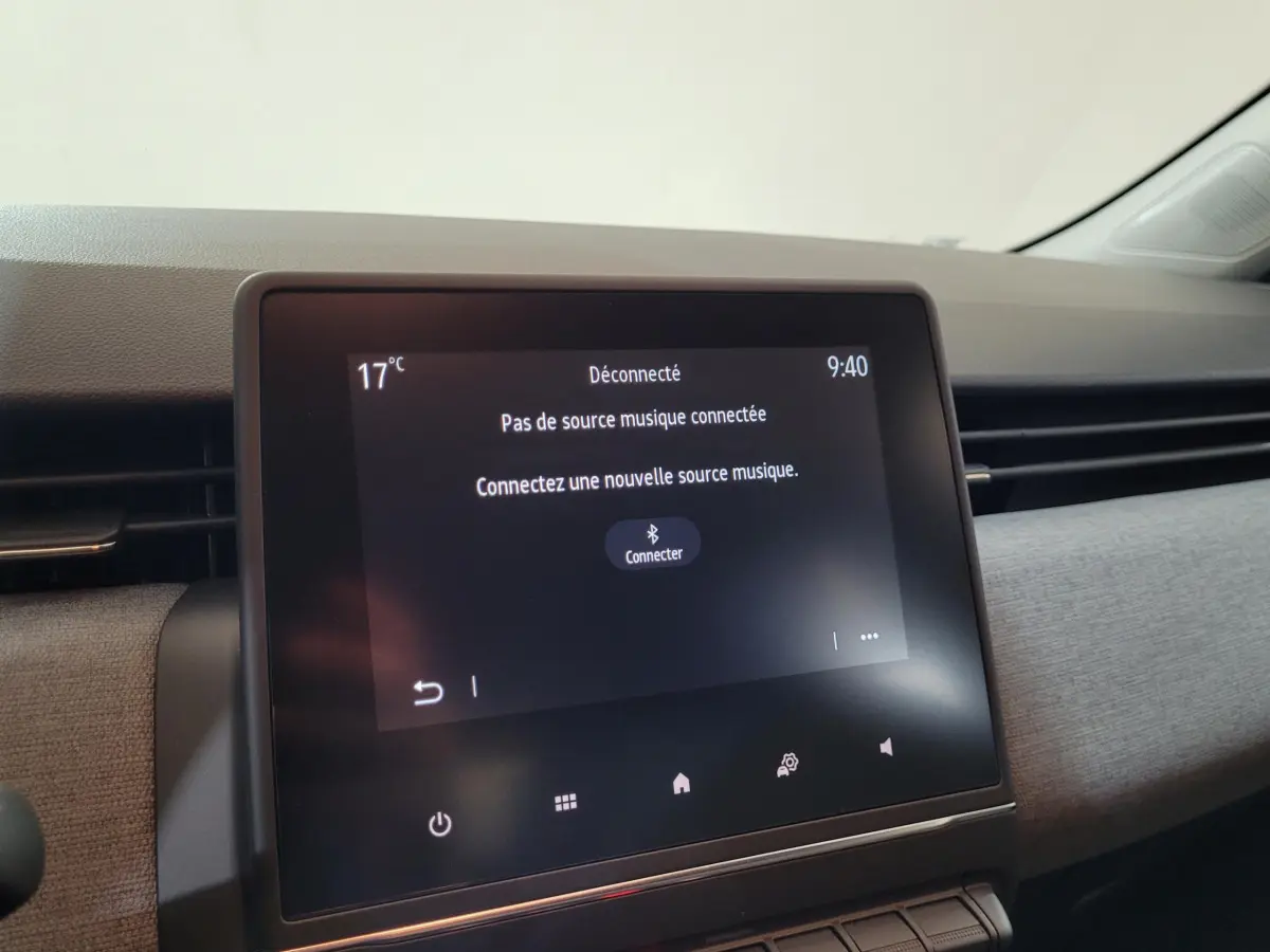 Écran tactile central de 17,8 cm de la Renault Clio bleu 2025 affichant une demande de connexion Bluetooth.