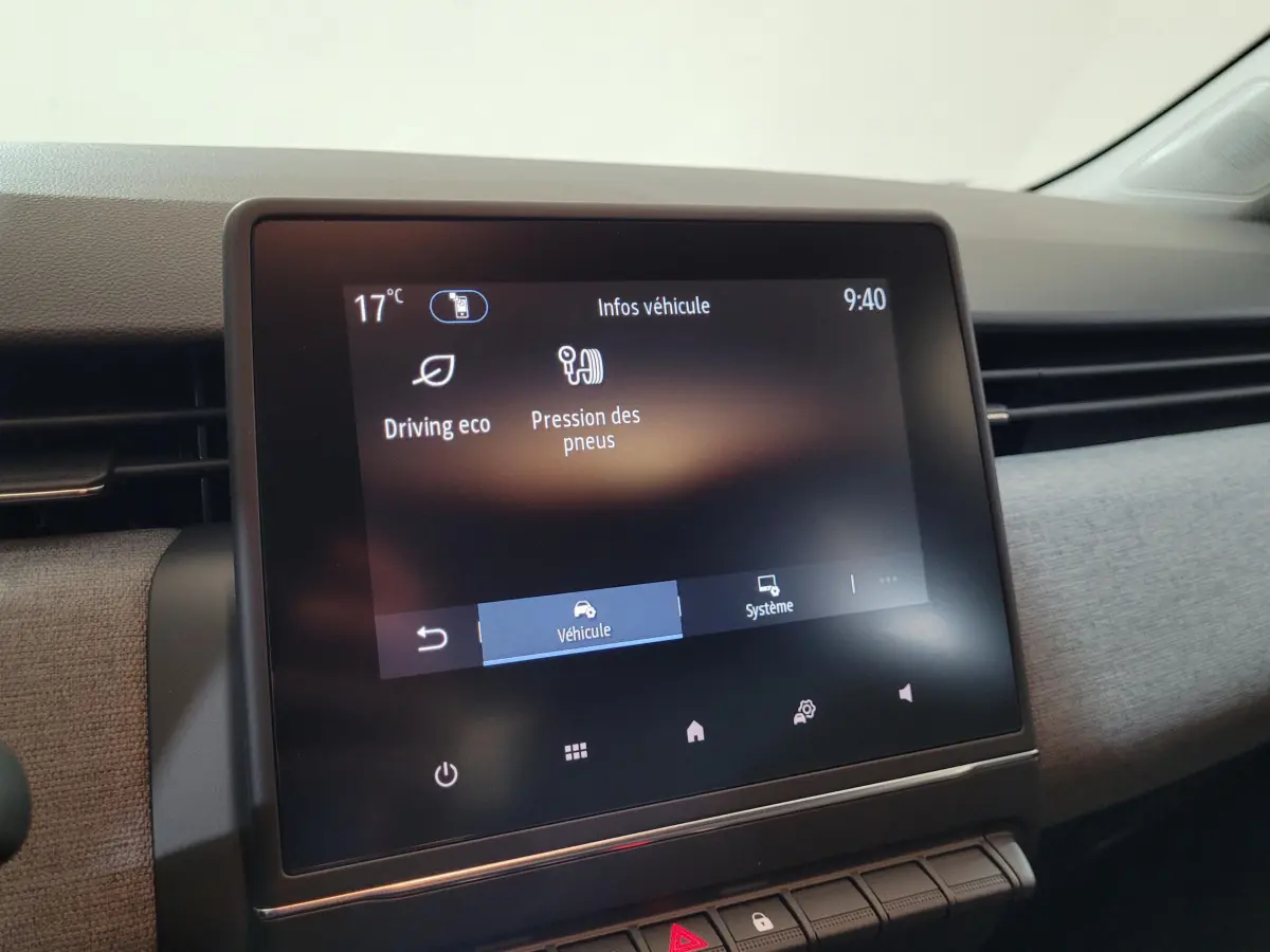 Écran tactile central affichant les infos véhicule dans l'habitacle moderne de la Renault Clio bleu 2025