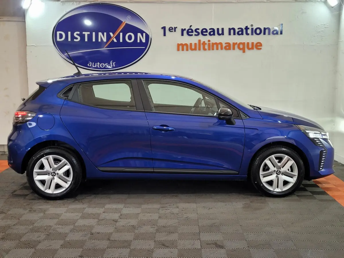 Profil droit d'une Renault Clio 2025 bleu intense, avec jantes alliage et feux LED distinctifs visibles.
