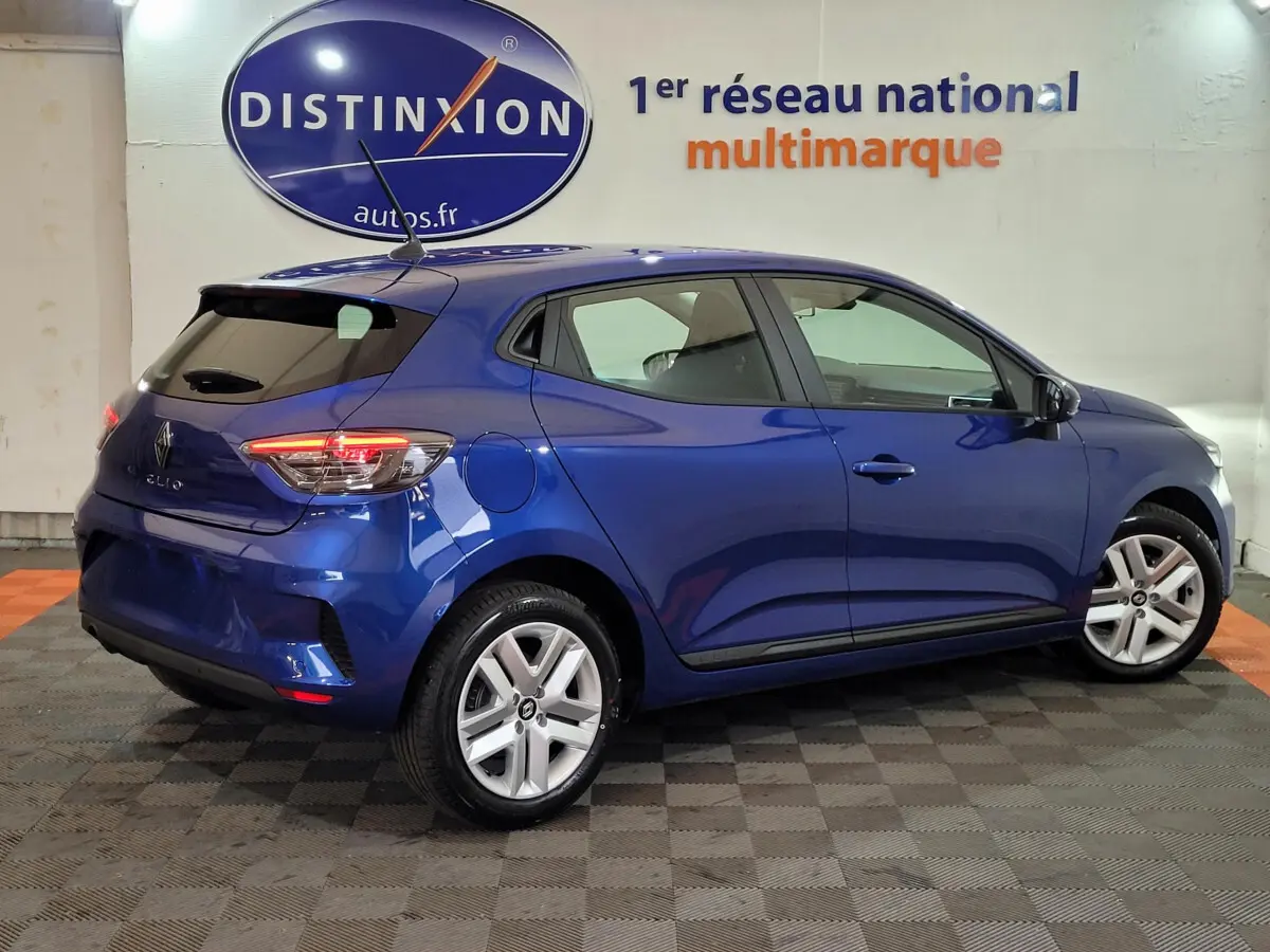 Renault Clio bleu en vue profil côté droit, mettant en valeur ses feux arrière LED et ses jantes alliage.