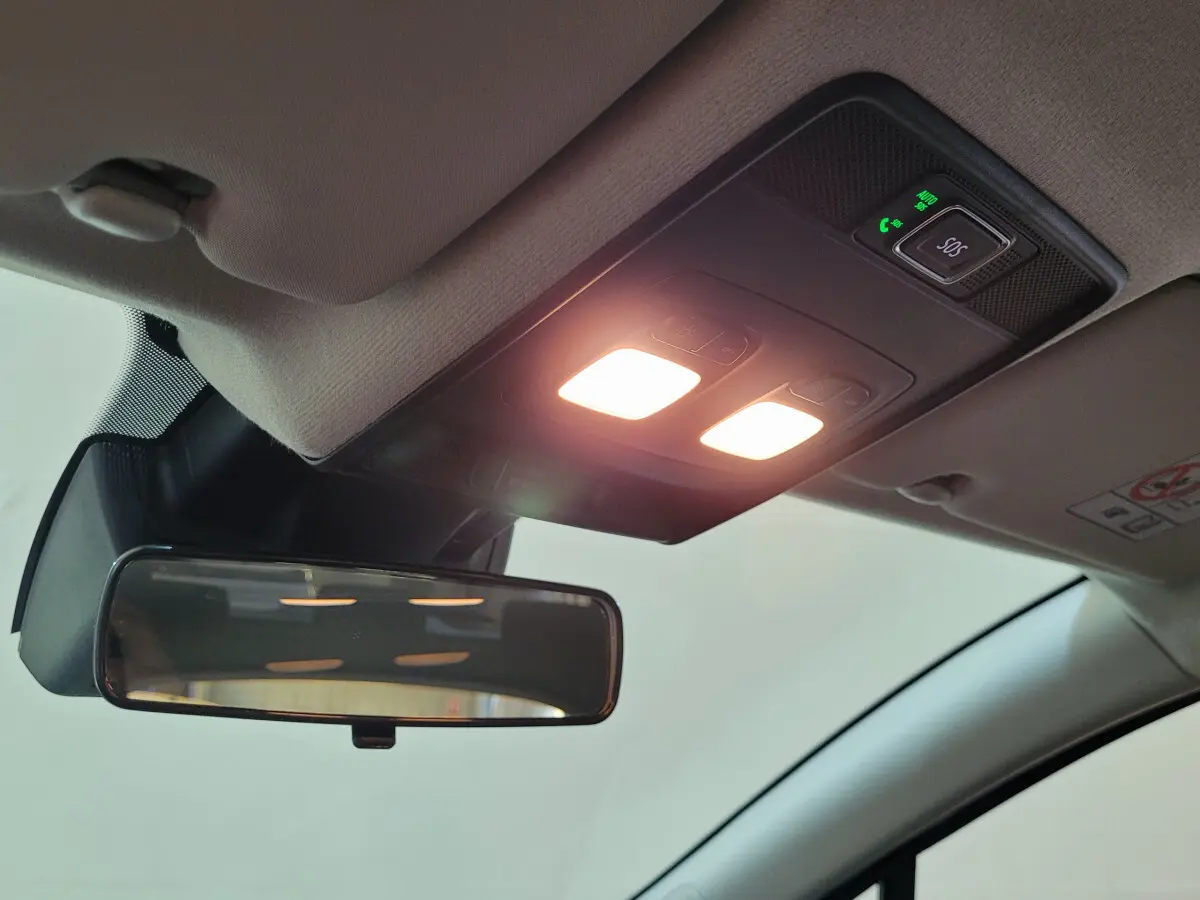 Plafonnier allumé et rétroviseur intérieur d'une Renault Clio bleu 2025 vus de l'habitacle avant