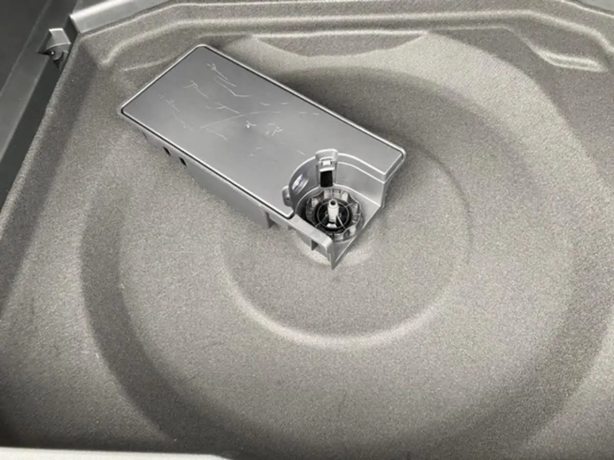 Coffre du Peugeot 3008 2021 noir Perla Nera, vue plongeante sur rangement sous plancher avec compartiment plastique.