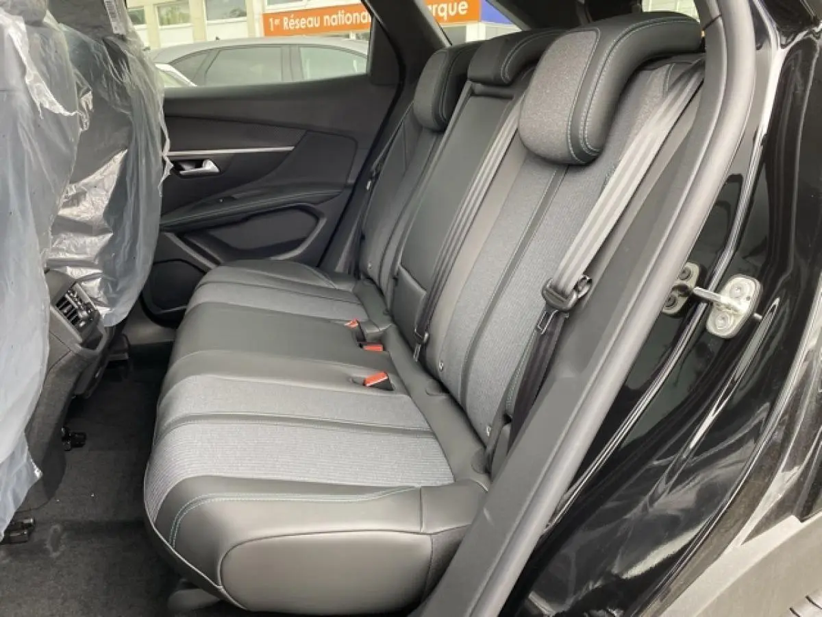 Vue intérieure côté droit des sièges arrière en tissu et cuir gris du Peugeot 3008 noir Perla Nera 2021 finition Allure.