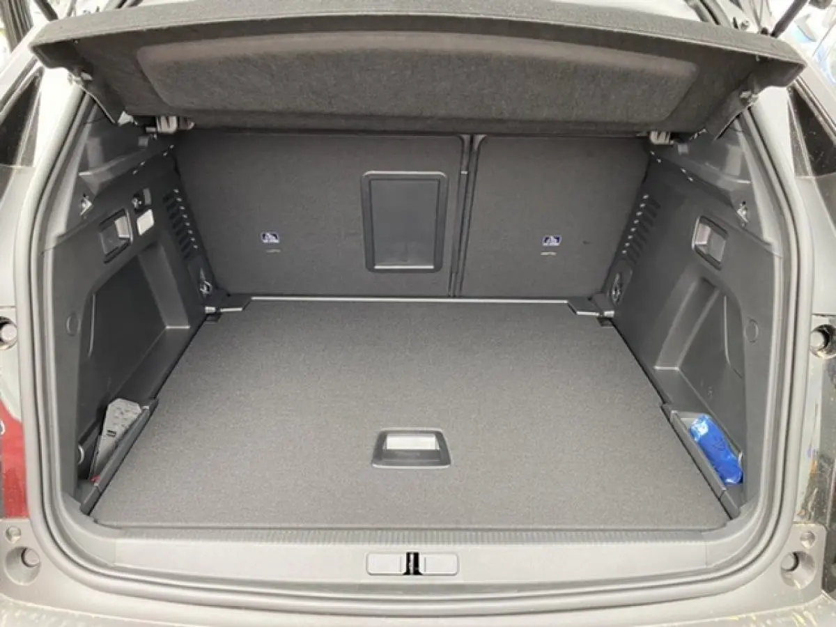 Coffre ouvert du Peugeot 3008 noir Perla Nera 2021, montrant un espace de chargement propre et bien agencé.