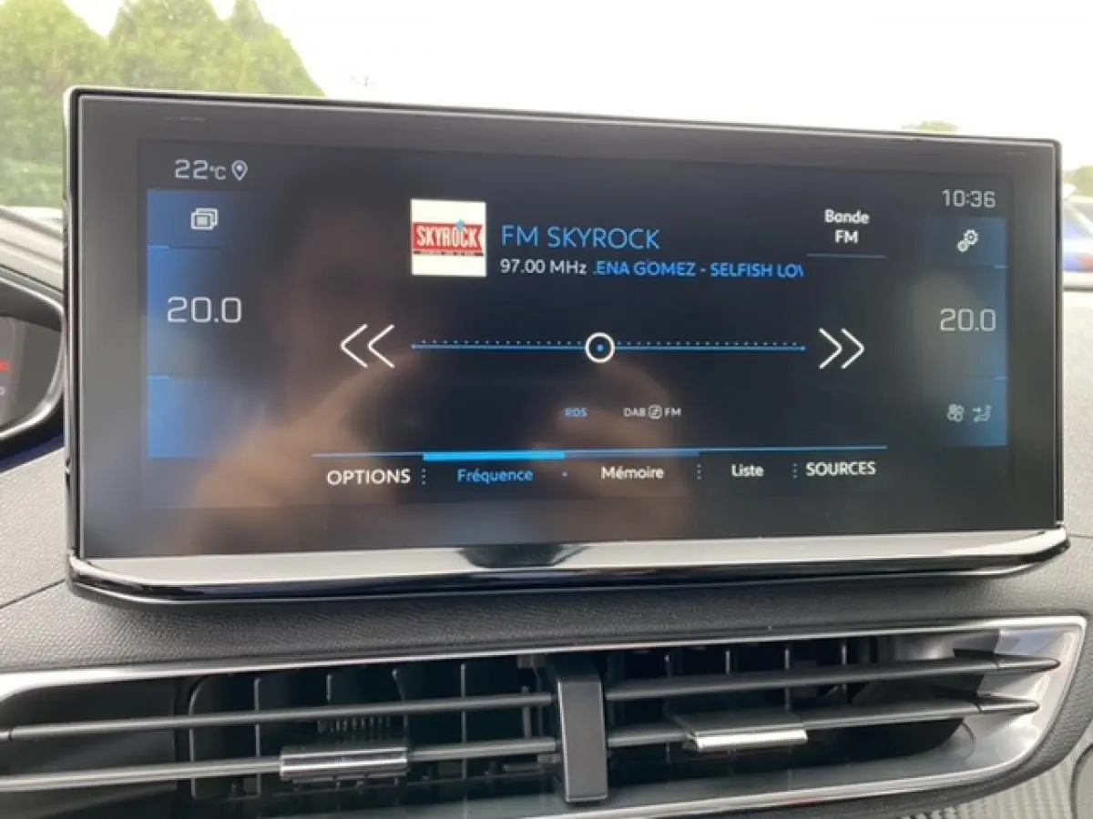 Écran tactile central du Peugeot 3008 noir Perla Nera 2021 affichant la radio FM Skyrock à 97 MHz.