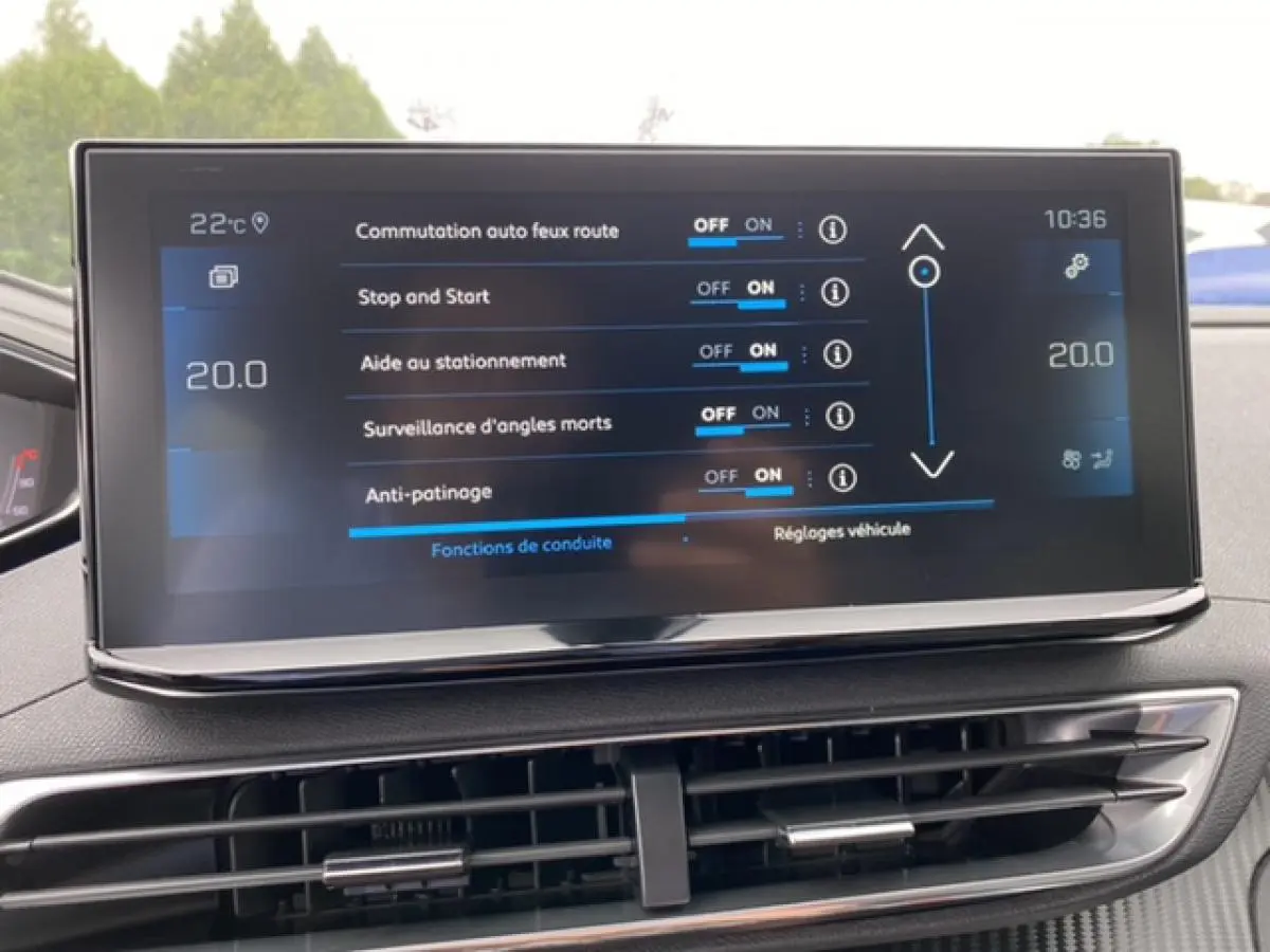 Écran tactile central du Peugeot 3008 noir Perla Nera 2021 affichant les réglages d'aides à la conduite.