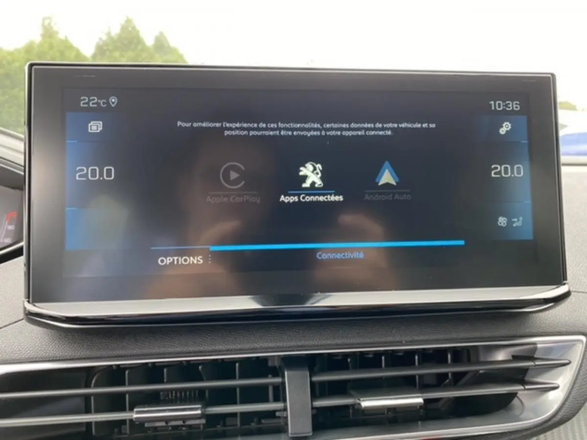 Écran tactile central du Peugeot 3008 Allure 2021 affichant les options de connectivité et la température à 20°C.