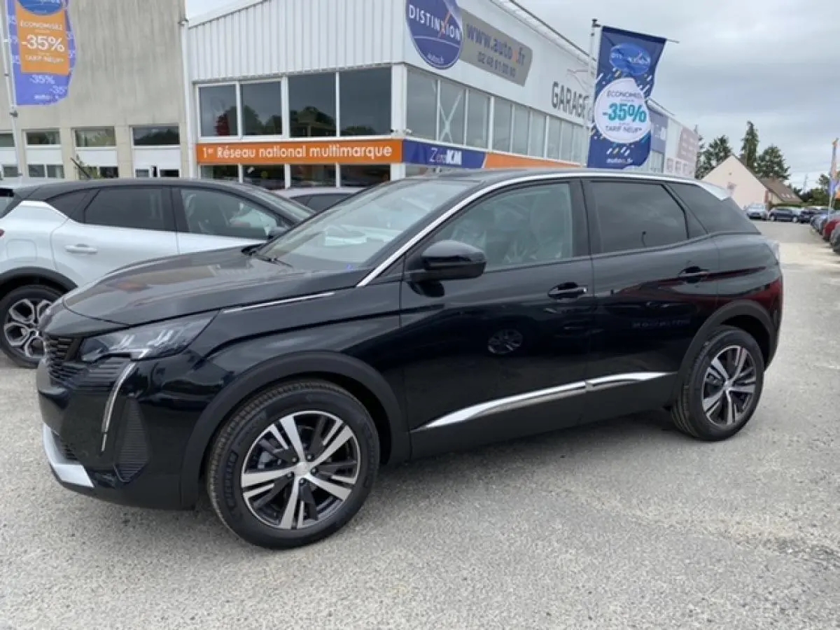 Peugeot 3008 noir perla nera vue de profil côté gauche, avec jantes alliage et détails chromés sur la carrosserie.