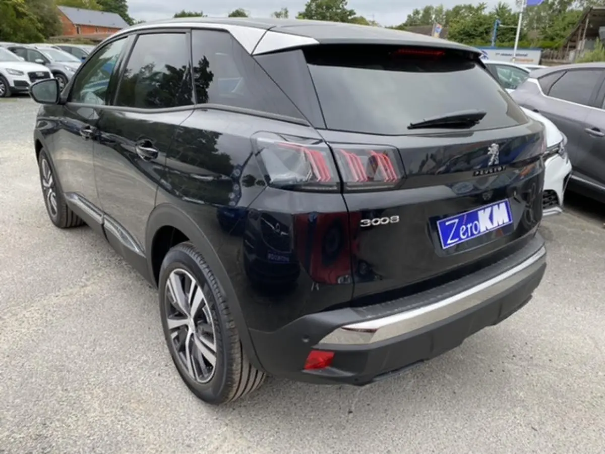 Vue 3/4 arrière droite d'un Peugeot 3008 noir Perla Nera 2021 avec feux arrière à griffes et jantes alliage.