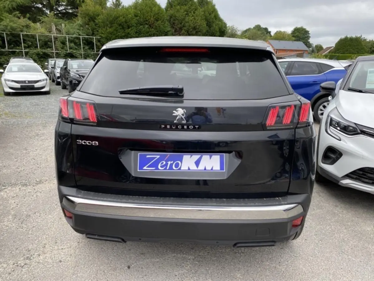Vue arrière d'un Peugeot 3008 noir Perla Nera 2021, avec feux arrière à griffes rouges et plaque Zero KM.