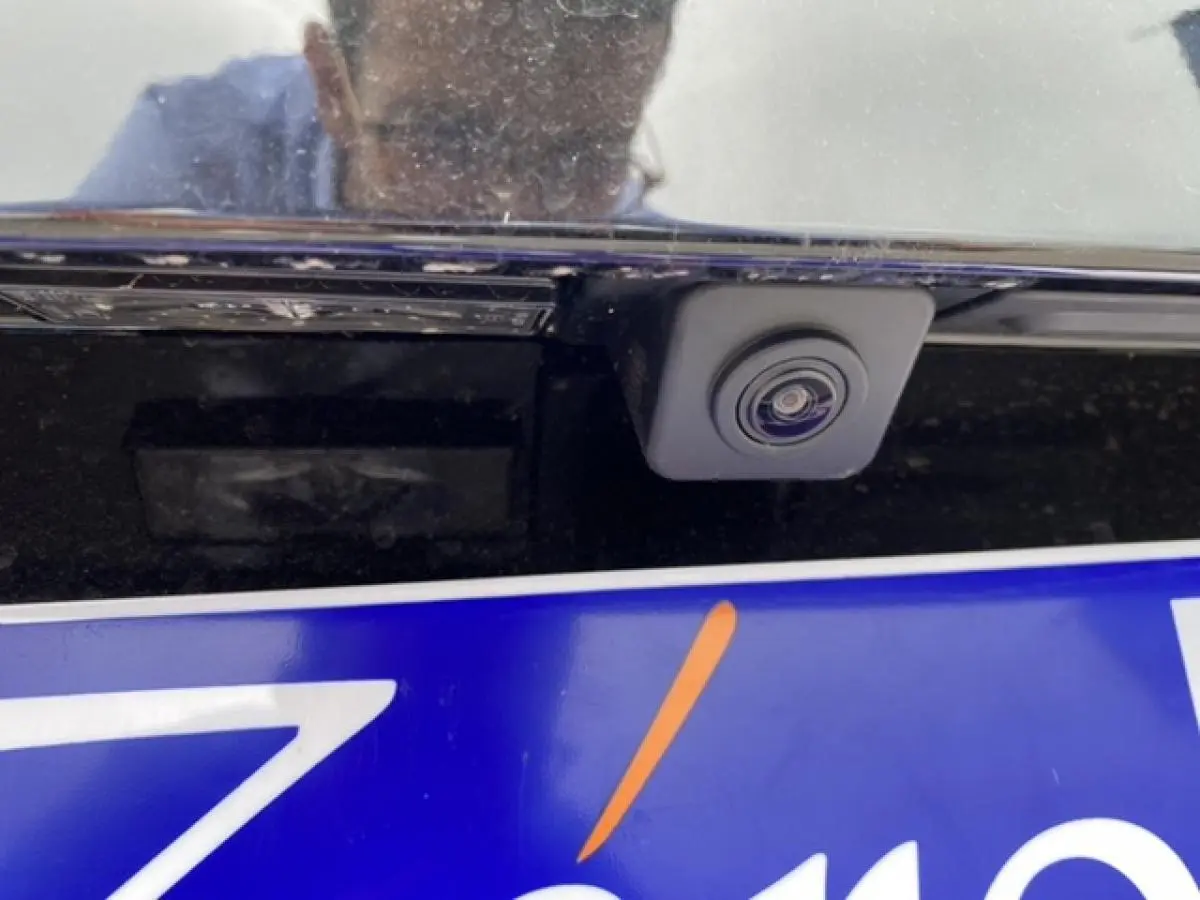 Gros plan sur la caméra de recul noire intégrée au hayon arrière du Peugeot 3008 Allure 2021 Noir Perla Nera.