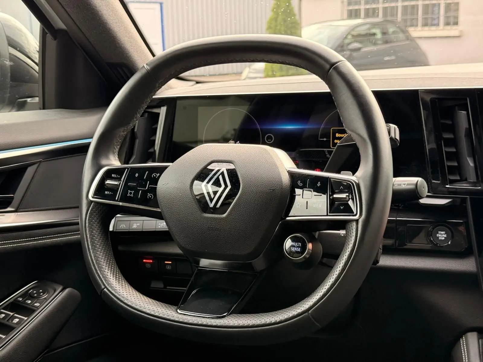 Volant en cuir noir de Renault Austral E-Tech 200 hybride 2023, avec commandes intégrées et tableau de bord numérique.