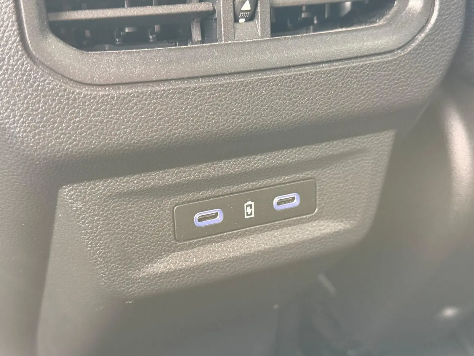 Prise USB double en gros plan sur la console centrale du Renault Austral E-Tech blanc nacré 2023.