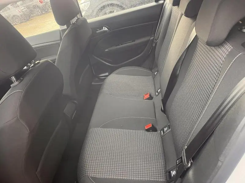 Vue intérieure arrière côté droit de la banquette tissu gris à motifs de la Peugeot 308 Blanc Banquise 2021.
