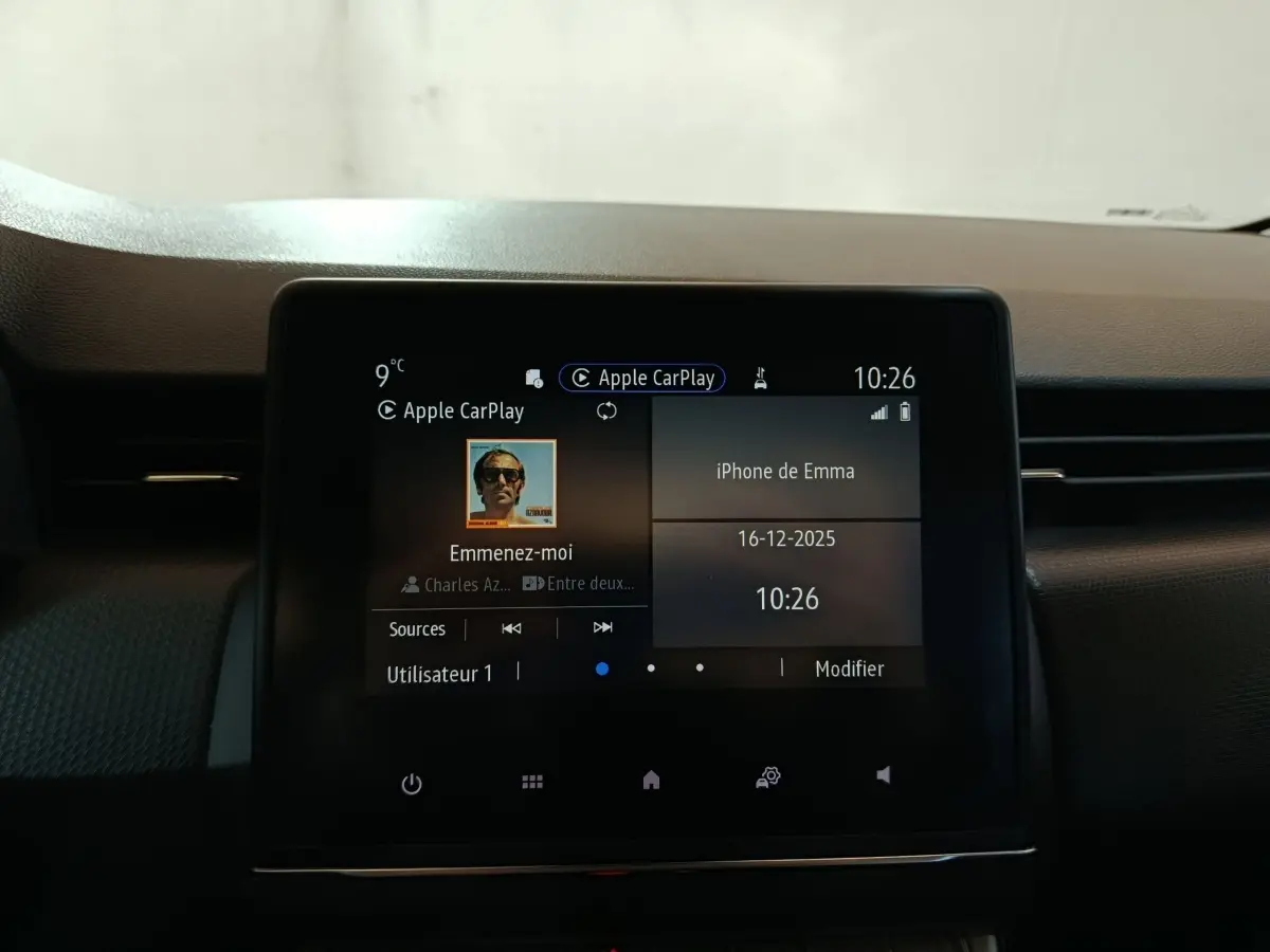 Écran tactile central de la Renault Clio gris clair 2023 affichant Apple CarPlay et informations connectées.