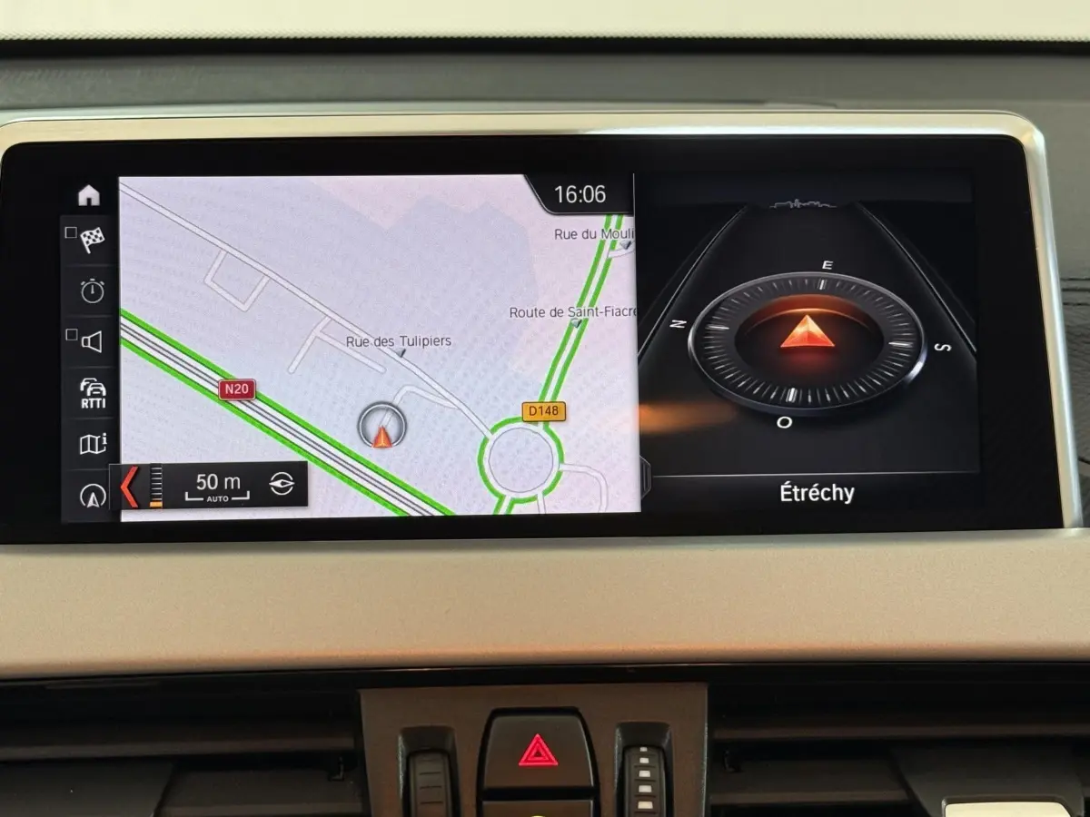 Écran central de navigation 3D couleur dans BMW X2 sDrive18i Lounge 2023, vue rapprochée du tableau de bord.