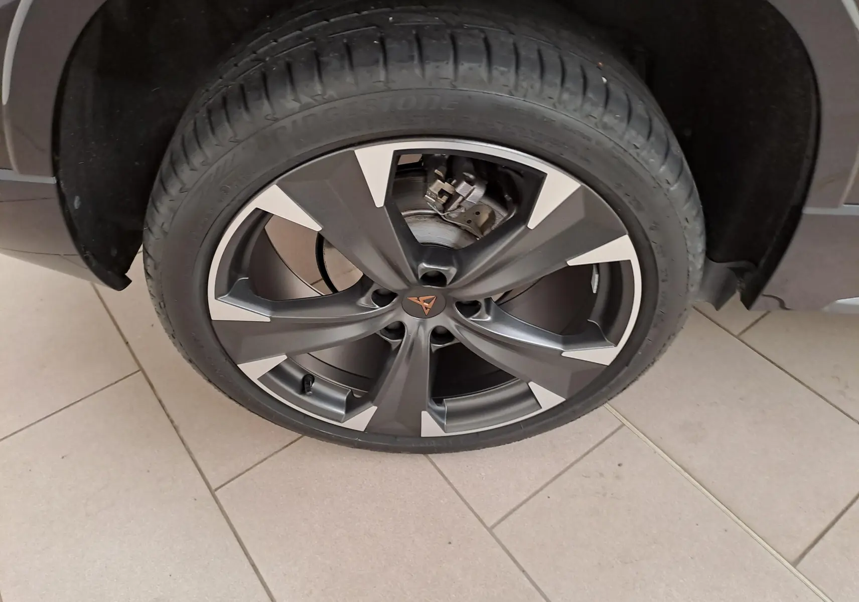 Gros plan sur la roue avant droite du CUPRA Ateca 2024 Noir Magique avec jante alliage noire et argentée au design sportif.