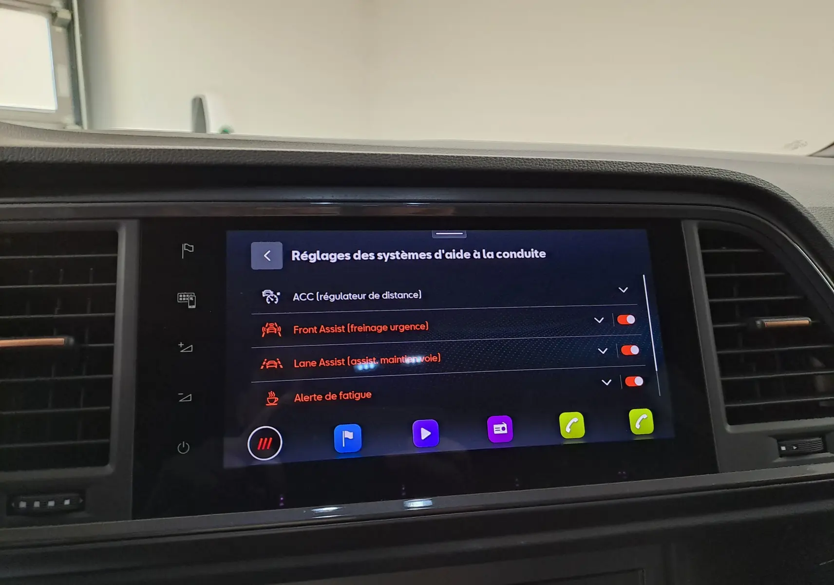Écran tactile intérieur du CUPRA Ateca 2024 montrant les réglages des aides à la conduite, avec tableau de bord noir.