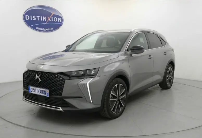 DS7 BlueHDi 130 EAT8 gris 3/4 avant droit, avec calandre distinctive et feux LED verticaux marquants.