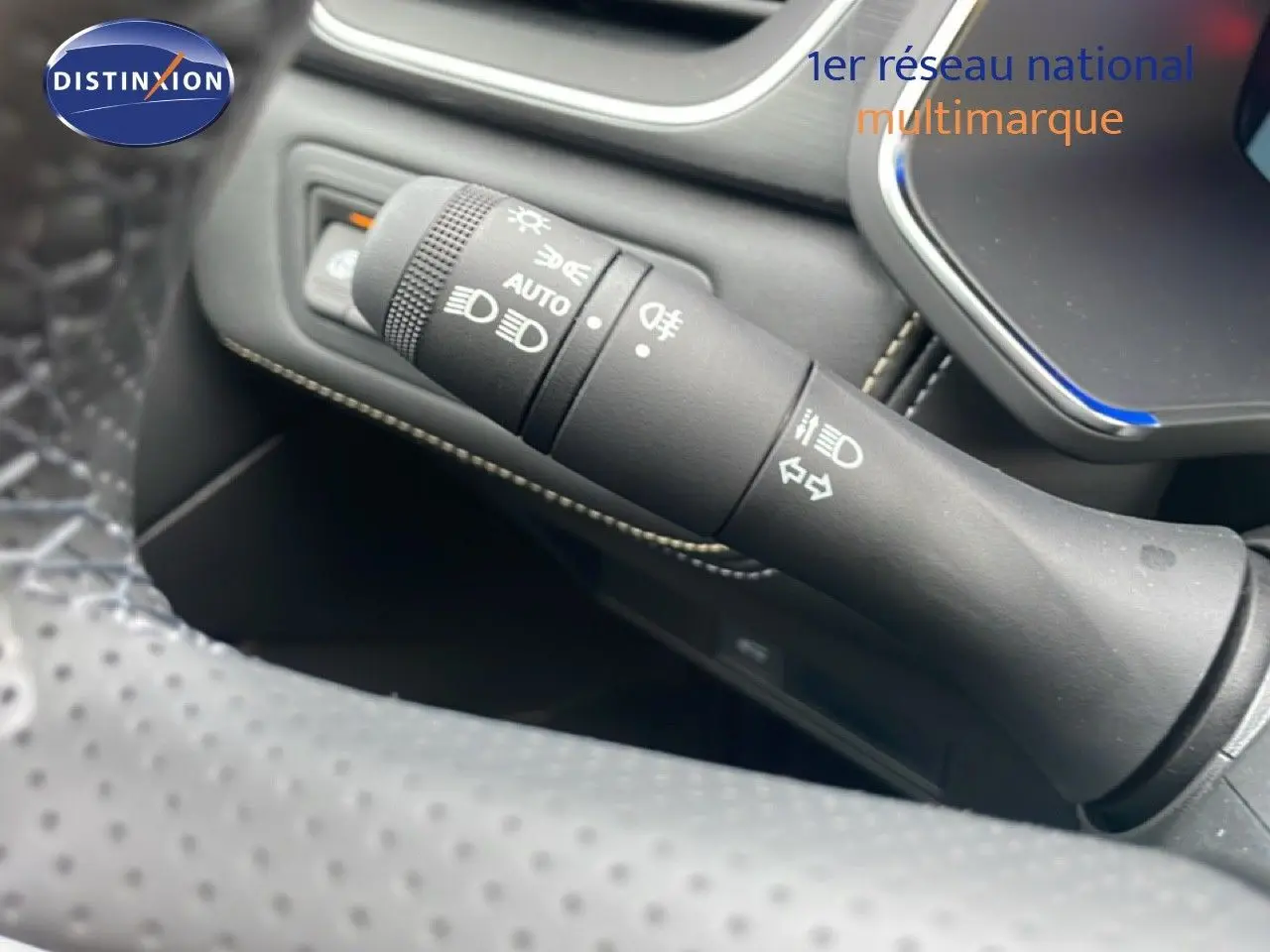 Gros plan sur la commande des feux et clignotants à gauche du volant du Renault Symbioz noir étoile métal 2025.