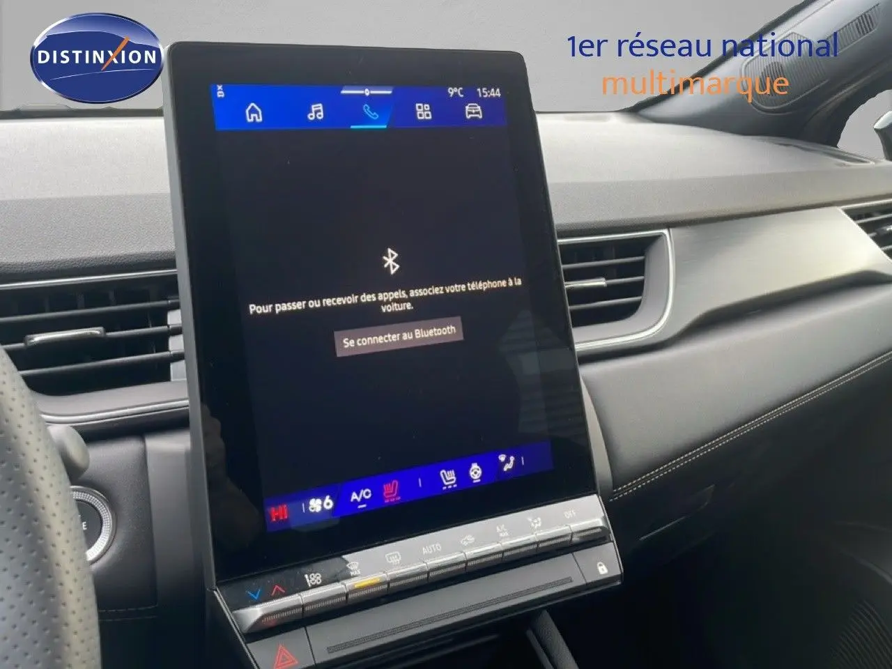 Vue rapprochée de l'écran tactile central et tableau de bord noir de la Renault Symbioz 2025 hybride essence.