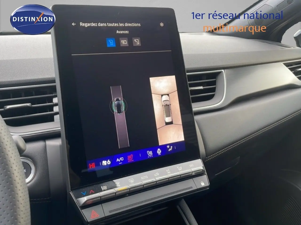 Écran tactile central affichant la caméra 360° dans l'habitacle noir du Renault Symbioz 2025 vue côté passager.