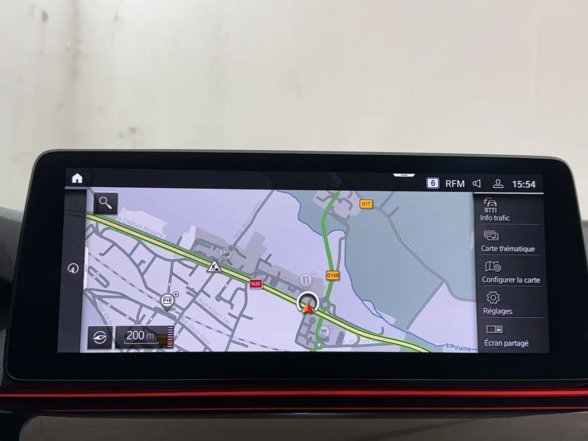Écran tactile central affichant la navigation 3D de la BMW Série 5 Touring 520d M Sport 2023.