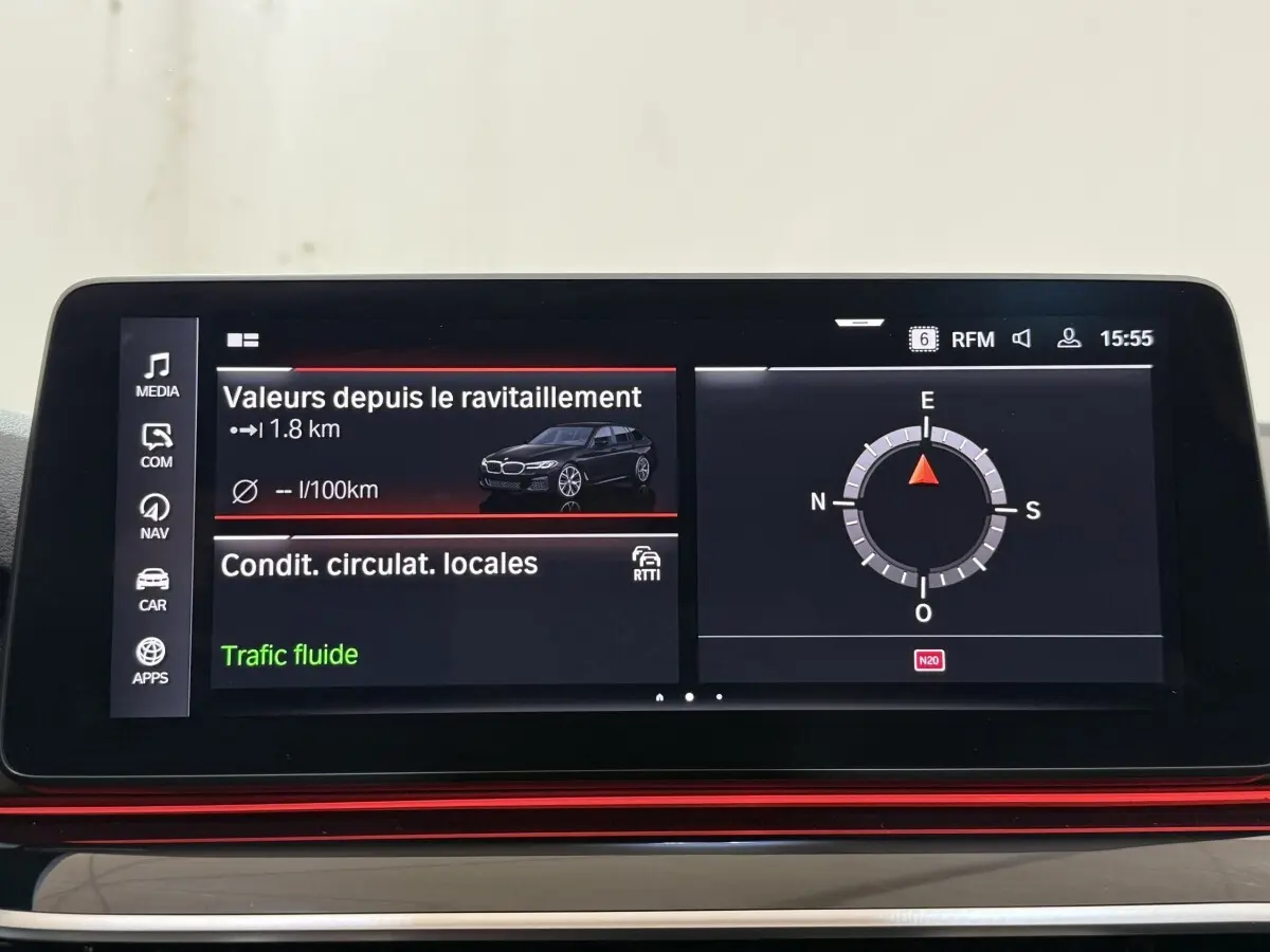 Écran tactile central de la BMW Série 5 Touring 520d M Sport 2023 affichant navigation et données de conduite.